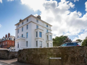 Elegant studio apt nr beach & shops with parking