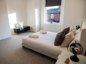 House - Sleeps 7 - Parking - Garden - Near Stn