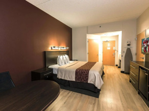 Red Roof Inn PLUS+ Long Island - Garden City