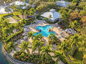 Genoa Vacation Rental: Stylish 2-BR Condo with Golf & Lake Views. Resort-Style Pool, Hot Tub, and Easy Access to Championship Golf. Minutes from Naples Beaches, 5th Avenue S, and Marco Island