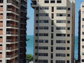 Apartamento vista para o mar, com suíte, elevadores e garagem