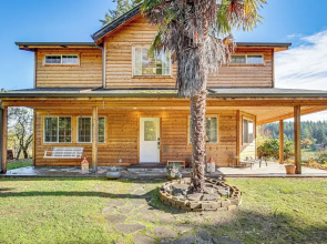 Hikes & Apples: Renovated Farmhouse in Gig Harbor!