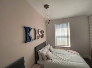 Blackpool - 4 Beds - Sleeps 10 - Pet Friendly