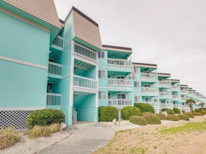 Pool, Balcony & Walk to Beach: Atlantic Beach Gem