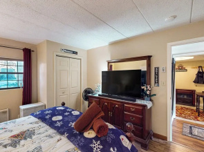 Lakefront Condo w/ Shared Pool, Hot Tub