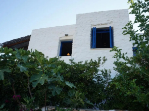 2-bedroom stone house, pool, 10min walk to beach