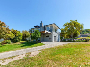 Taupo Treasure - Acacia Bay Holiday Home
