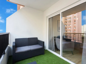 HomeLike Moderm Center Apartment