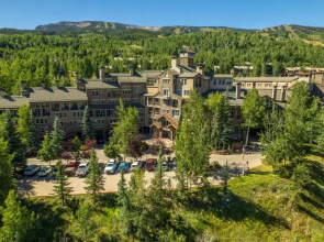 Woodrun Place Condominiums & Conference center