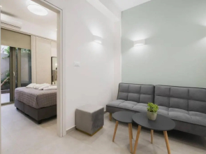 Central Apt #5 w. Yard steps to Bus St. & Old Town