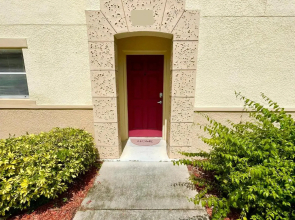 Entire Cozy 4 bed 3 bath Townhome near Disney!