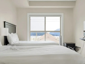 Lakefront Lux 2BR Symphony Of Comfort