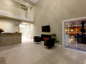 Castle Varagh Hotel & Bar