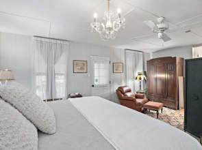 Kaderli Haus 1 Bedroom Cottage by RedAwning