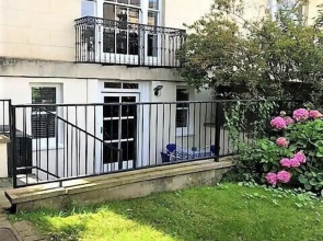Charming Flat With Private Patio in Clifton