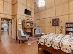 Meme's Purple Barn 1 Bedroom Home by Redawning