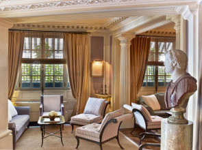 Le Dokhan’s Paris Arc de Triomphe, a Tribute Portfolio Hotel