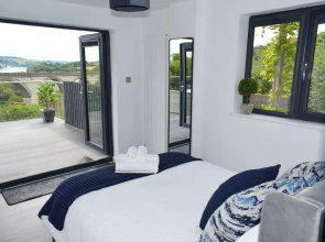 New Panoramic Riverview Apartment With Ev Plug