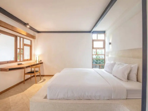 Modern 2-br Art Deco Villa, 800m From the Beach