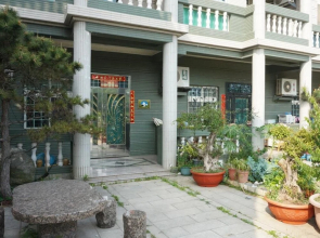 Earl Holiday House