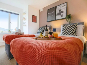 Broughton House with Free Parking, Fast Wifi, Garden, Arcade Machine and Smart TVs with Netflix by Yoko Property