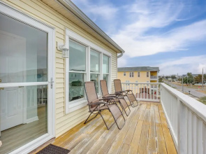 Walk to Shore: Multi-deck Townhome in Kure Beach!