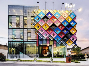 Play Poshtel & Cafe (SHA Certified)