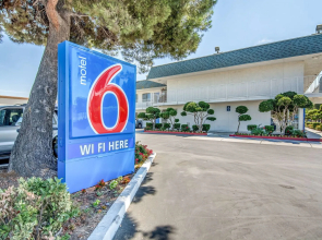 Super 8 by Wyndham Tracy