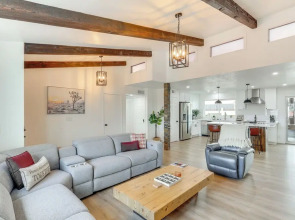 Poolside Relaxation: Group-friendly Home in Havasu