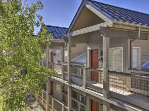 10 Mi to Keystone Slopes: Mtn-view Condo!