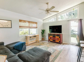Mid-century Gainesville Getaway: 3 Mi to UF Campus