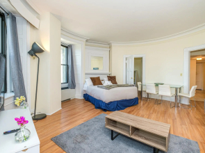 Gorgeous 1BR + View | Theatre District | Evonify