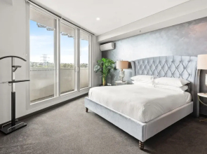 Elegant 1-bed by Riverside Park & Amenities