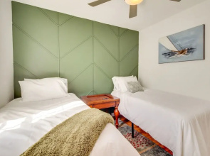 Cheerful Savannah Vacation Rental With Fire Pit!