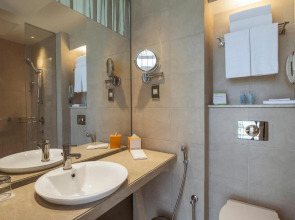 Отель Yas Plaza Circuit