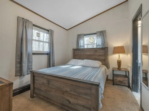 Nostalgic & Cozy Cabin: Steps To Pines Lake! Pet Friendly! 2 Bedroom Cabin by Redawning