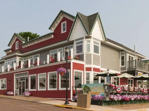 Pier Plaza Lodging