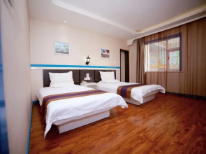 East Queen Hotel Entertainment Center