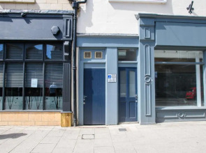 King Size 1 Bedroom Comfort Apartment en Suite Shower Free Toiletries Wifi and Hairdryer