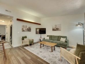 3 Mi to Table Rock Lake: Cozy Cabin in the Woods!