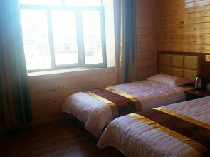 Alec Manor