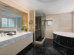 voco Guangzhou Shifu by IHG