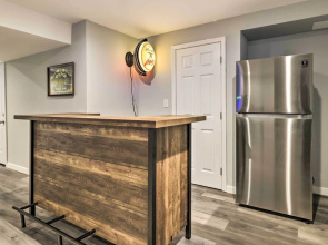 Hot Tub, Lake Access: Spacious Poconos Getaway!