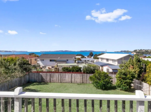 Snells Seaside Bach - Snells Beach Holiday Home