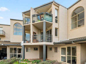 Stylish 1-bed Stay With Balcony & Study