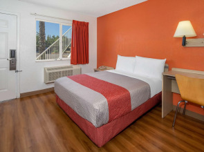 Motel 6 Los Angeles - Van Nuys North Hills