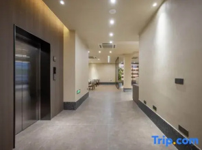 Ningbo Haibo Hotel (Tianyi Square Chenghuangmiao Subway Station)