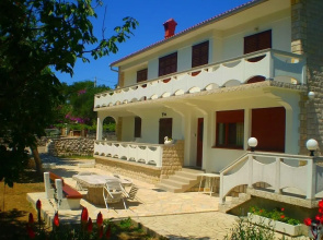 Spacious and Sunny Apartment on Island Rab