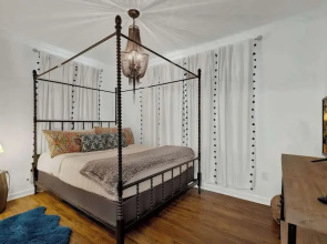 Poplar Place Mod With Hot Tub - 1 mi to Main Street