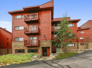 Pine Ridge 7e - Ski-in / Ski-out 3 Bedroom Condo by RedAwning